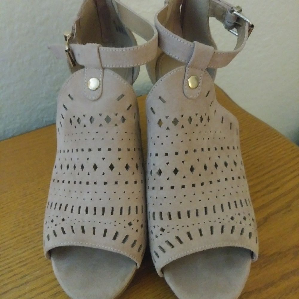 Super cute leather wedges